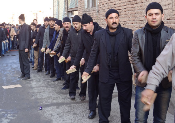 Təxtə-zəni, Firuzsalar kəndinin əhalisinin Hüseynin (ə) Tasua günü qeyd etmək üçün icra etdiyi xüsusi bir yas mərasimidir.