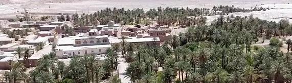 Hacıabad Zərrin, səhra ilə dağların sərhəddində yerləşən kənd